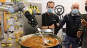 В Испании изобрели роборуку для приготовления паэльи