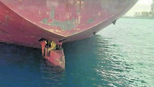 Три нелегала перебрались на Канары на руле танкера